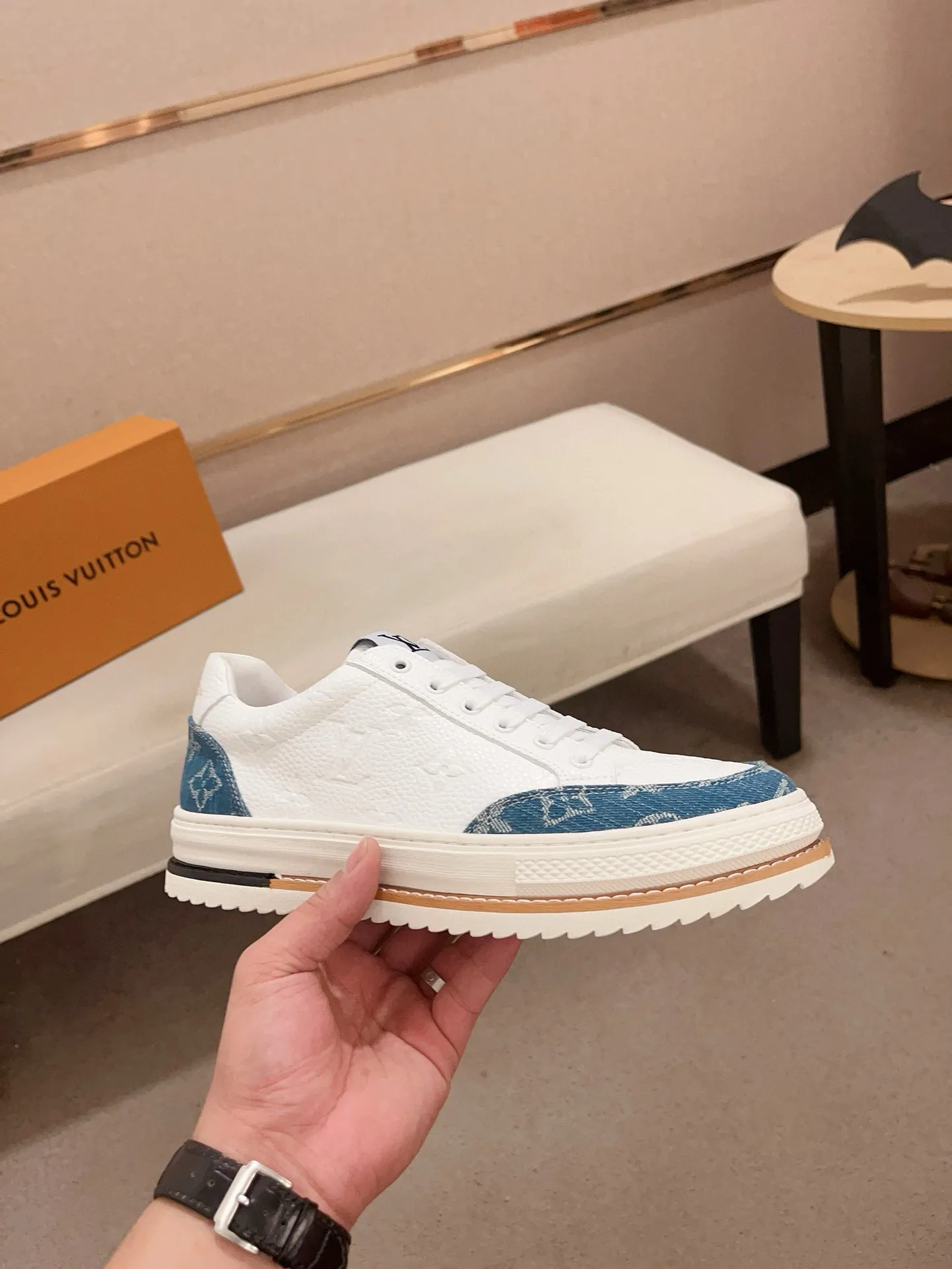 Men's shoes💰 400💰Louis Vuitton (Louis Vuitton/LV) top 🔍🔍 new models are on sale at the same time, the upper 🇮🇹 imported first-layer cowhide from Italy, fully imported sheepskin lining 💪💪, completely 1⃣️ to 1 ⃣️Re-engraved🇮🇹💪💪, ⚠Sole: The original sole is specially provided by the original factory, the exclusive movable molded sole is super comfortable, ⚠The original factory follows the order, 🔍🔍high quality, you can enter and exit the counter at will, welcome to compare⚠. Code number: 38-44. Can be customized for 45 non-refundable!
